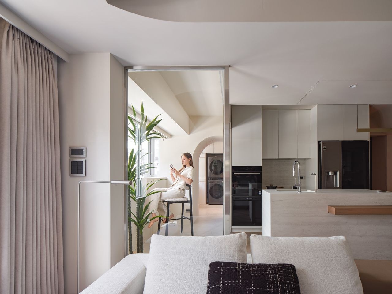 Minimalist living room in concrete and oak — ESTIA Residences